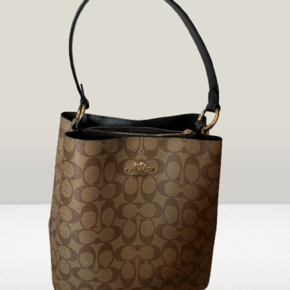 Coach Signature Bucket Shoulder Bag – Gold Hardware – Excellent Condition - Picture 6 of 6